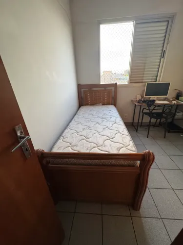 Vendo cama de solteiro de madeira pura com colchão