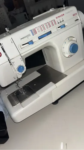 Máquina de costura facilita pro