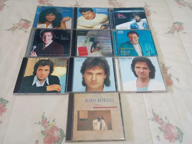Lote com 10 CDs variados. 