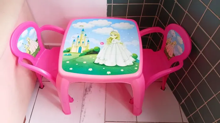 Mesa rosa infantil com 2 cadeiras