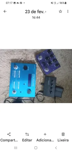 Pedal de ritmos .e retorno de palco e pedal de efeito