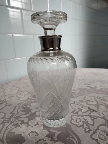 Garrafa de cristal antiga