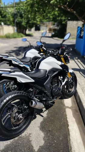 Vendo Dr 160 único dono tudo em meu nome tirei ela 0km na Suzuki