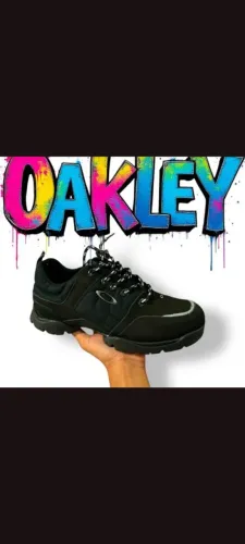 Vendo tênis Oakley tamanho 41/42 novo sem uso, confortável e estiloso,aceito cartão..