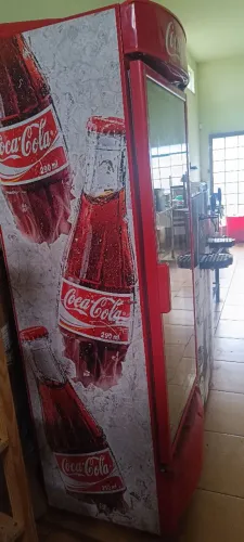 Geladeira refrigerador água e refrigerante plotada Coca Cola