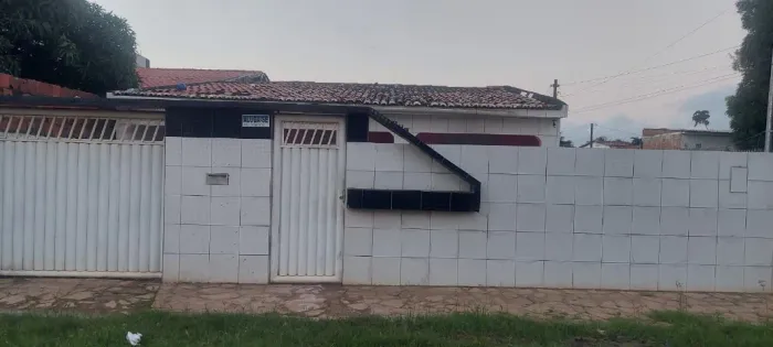 Aluga-se casa no centro de Lucena-PB
