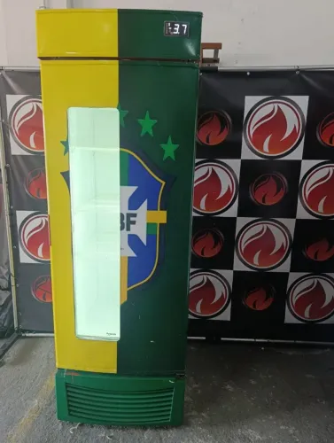 Cervejeira vertical porta com visor 565 litros 110 volts  marca FRICON