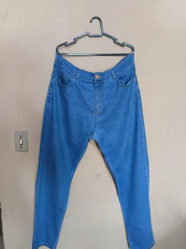 Calça Jeans masculina azul tamanho 46. Modelagem reta. ORIGI ARTHUR RIACHUELO. Detalhes.