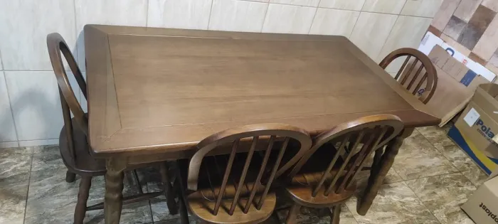 Mesa de madeira c 5 cadeiras bom estado