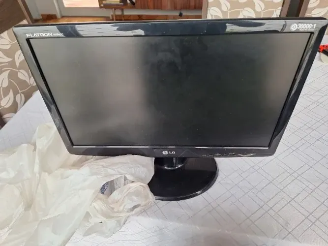 Monitor 18.5 polegas Flatron com cabos e adaptador HDMI para VGA e cabos VGA