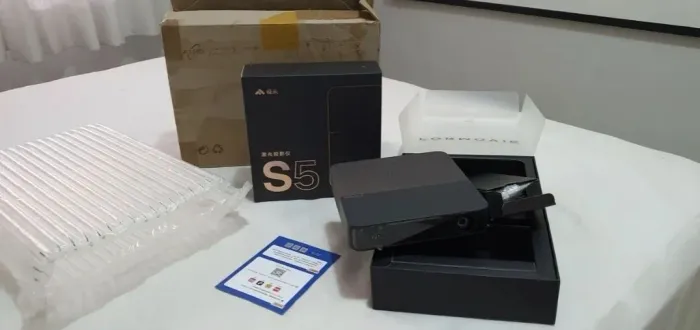 Projetor laser Formovie S5 1080p na caixa - NAO FAZEMOS TROCAS
