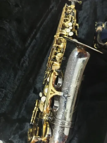 Saxofone Alto Eagle SA500-Prateado com Chaves Douradas+Estojo -Usado, sem marcas de uso