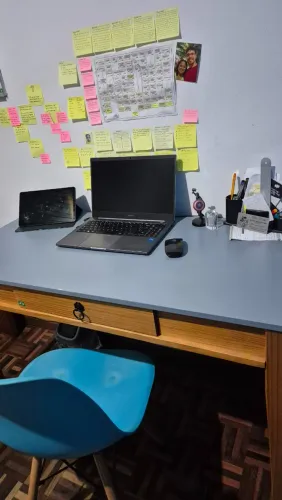 Escrivaninha com a cadeira