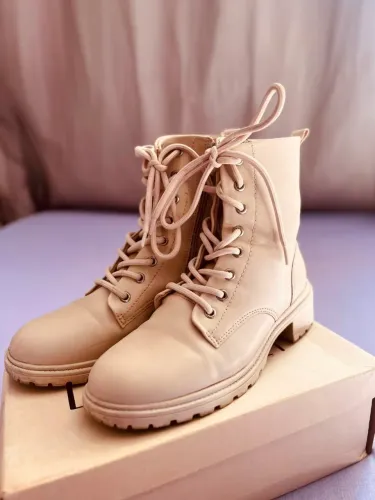 Bota coturno bege feminina comfortflex- tam. 36