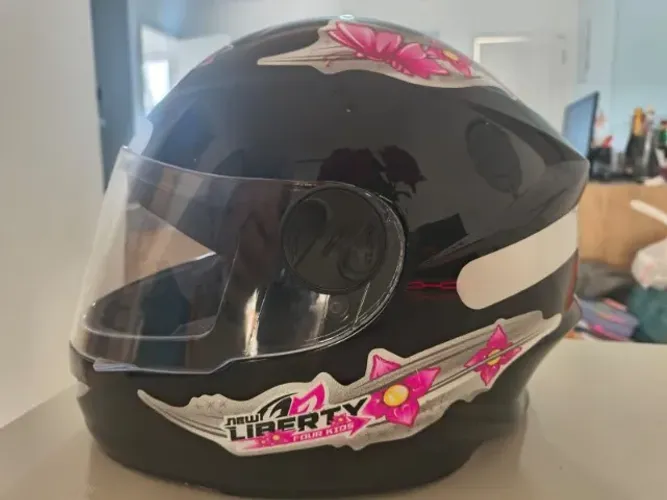 Capacete infantil New Liberty Four Kids, seminovo e em excelente estado.