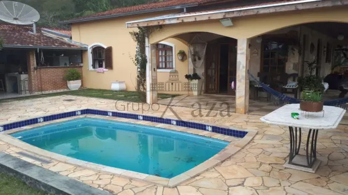 Chácara em Condomínio Fechado - Residencial Village Alpino - 3 Suítes - 1470m².
