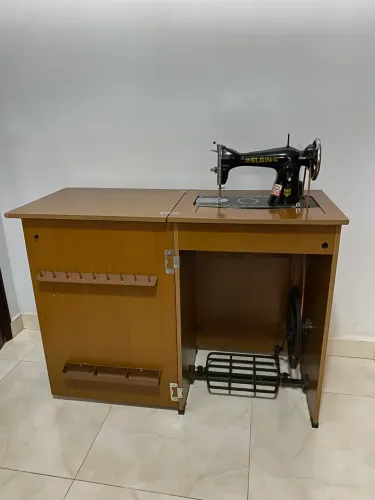 Gabinete Mesa com Máquina De Costura vintage elgin