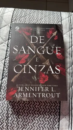 livro ?De sangue e cinzas?