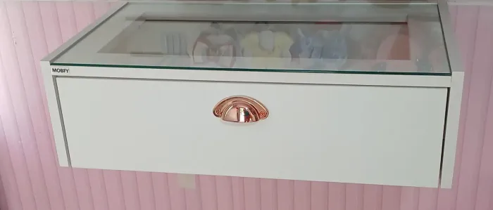 Penteadeira suspensa com tampor de vidro