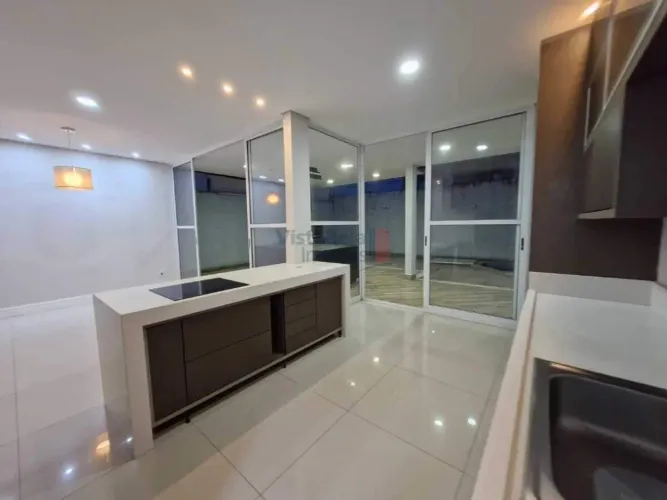 Casa em Condomínio Fechado para Locação em Tremembé com 03 suítes