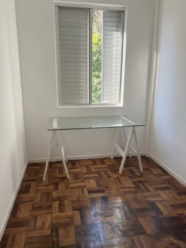 Escrivaninha com tampo de vidro