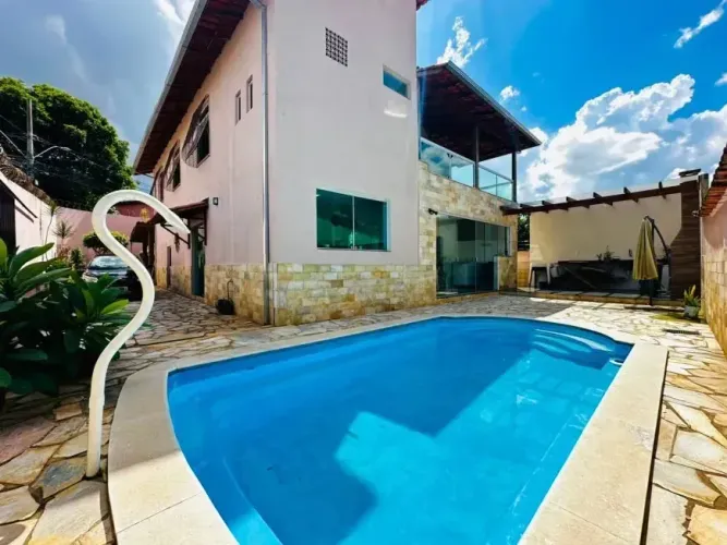 Casa Colonial com 3 quartos sendo 1 suíte 4 banheiros 3 vagas