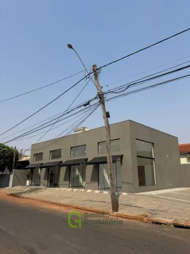 Sala comercial com fachada em vidro