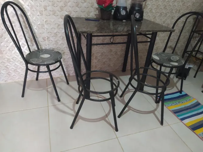 Vende uma mesa com quatro cadeiras tubular para o conserto