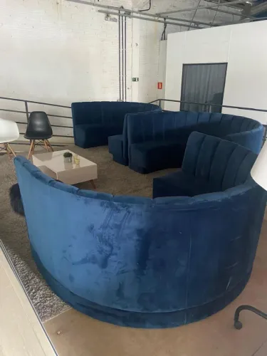 Sofá em veludo azul