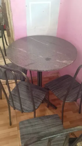 Mesa de mármore (acompanha as cadeiras)