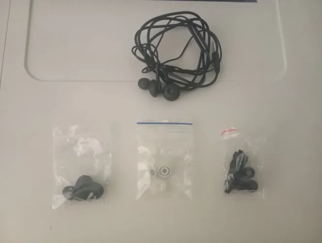 Fone de ouvido com fio + borrachinhas sobressalentes