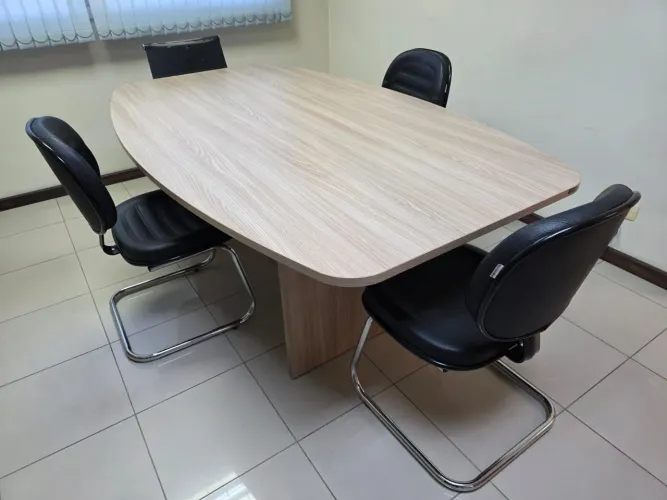 Mesa de Reunião Oval