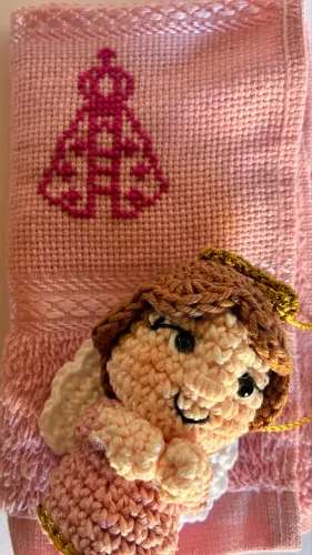 Kit presente FE Toalhinha bordada ponto cruz e Anjo da guarda em crochê