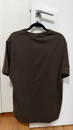 CAMISA "GOODS LOGO PUFFER" MARROM