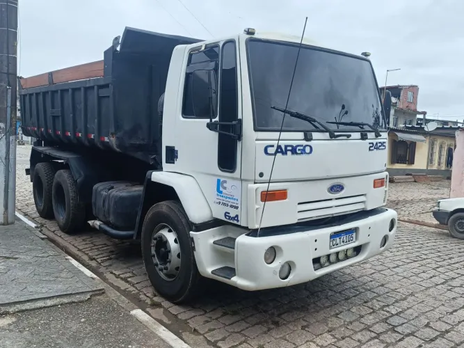 2425 Caminhão traçado motor novo