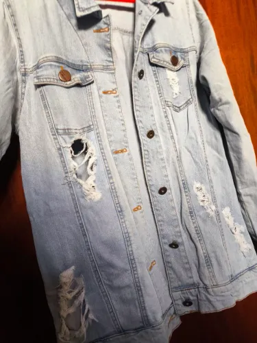 Jaqueta jeans estilo rasgado