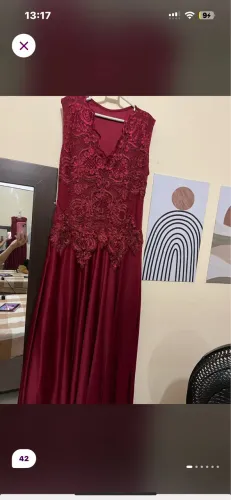 Vestido longo vinho com detalhes em renda 