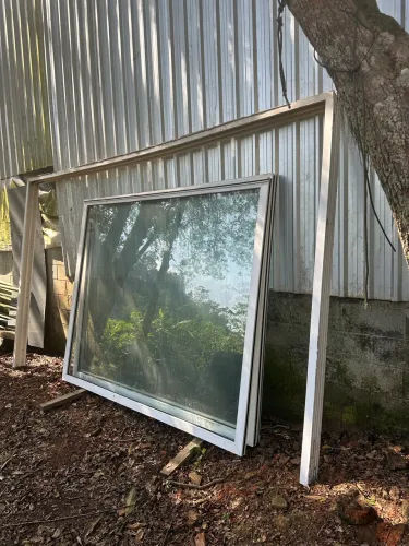 Porta de correr em vidro e estrutura de PVC