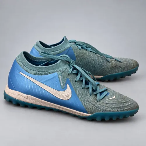 Chuteiras Nike e Umbro