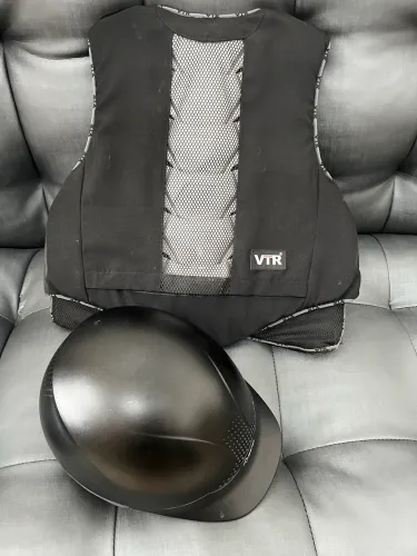 Capacete e colete protetor hipismo