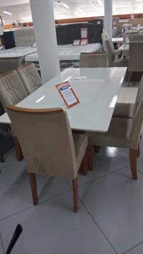 Vendo mesa de jantar  com 6 cadeiras 