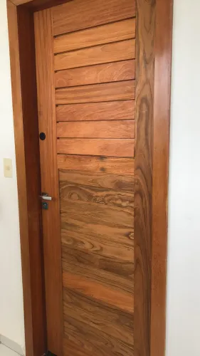 Marceneiro profissional e montador de porta