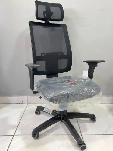 Cadeira Giratória Brizza Tela Presidente Backsystem Com Apoio de Cabeça - Plaxmetal