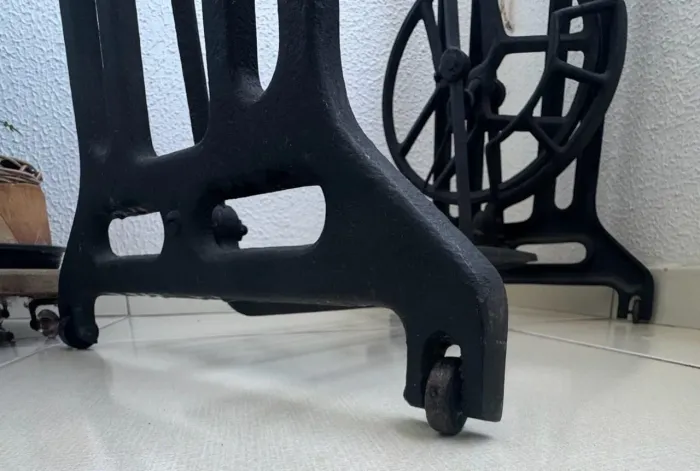 Base em ferro para mesa de máquina de costura/aparador