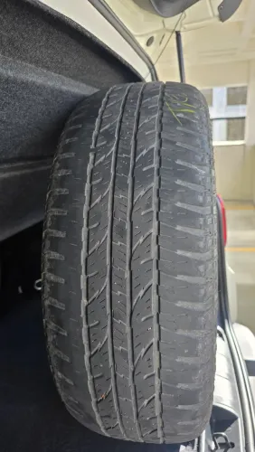 Dois pneus Yokohama 225/60 R18 AT