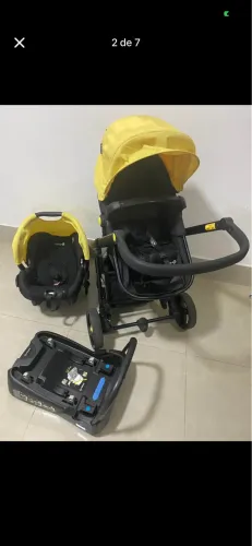 Carrinho de bebê completo com bebê conforto e base
