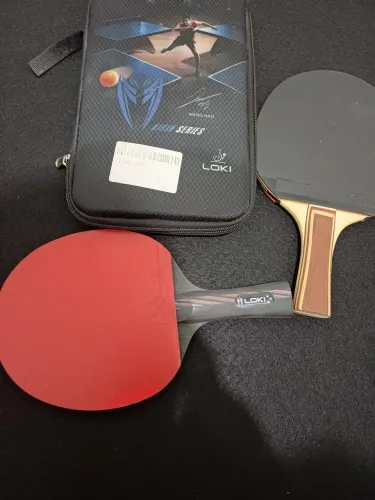 2 raquetes de tênis de mesa. 3 estrelas