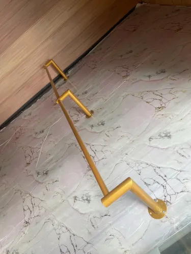 Varal para roupa usar em lojas dourado