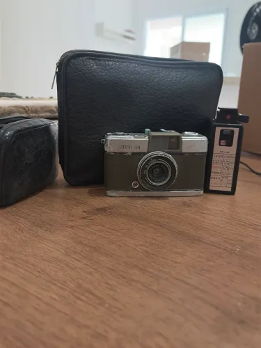Câmera fotográfica Olímpus Pen Japonesa, necessita manutenção, Com flash e Case