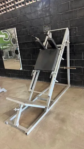 Vendo máquina HACK AGACHAMENTO